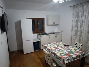 închiriez apartament 