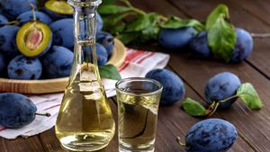 Pălincă 100%Naturală Livram in toată țara. - imagine 2