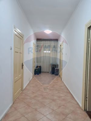 Casă  cu 5 camere de vânzare în zona Central - imagine 9