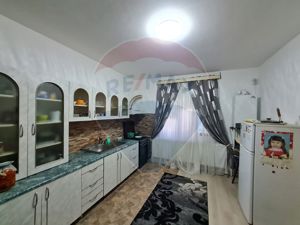 Casă  cu 5 camere de vânzare în zona Central - imagine 4