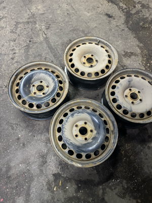 Vând jante de tablă R16 originale Volkswagen (Golf / Tiguan) - imagine 2