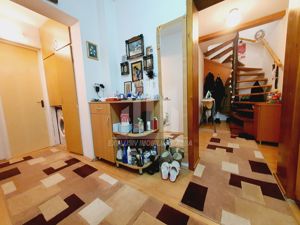 Apartament 4 camere cu scara interioara in Cetate - imagine 2