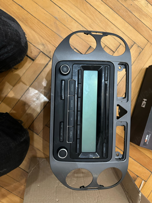 Vând Radio CD Player original Volkswagen Tiguan + Ramă originală