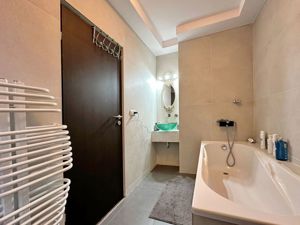 APARTAMENT ELEGANT cu suprafata generoasa langa  P-ta Unirii - imagine 10