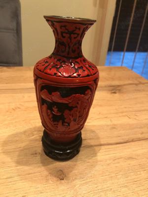 Vand vaza asiatica din cinnabru rosu cu negru