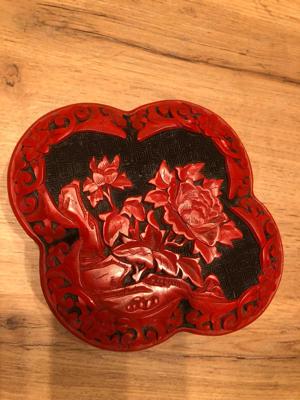 Bomboniera asiatica din cinnabru rosu cu negru