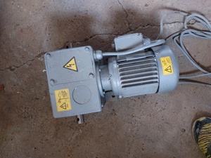 vând motor trifazic cu reductor 