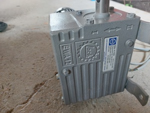 vând motor trifazic cu reductor  - imagine 4