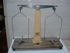 Balanta tip Farmacie sau laborator + cutie de greutati de la 1g la100g 