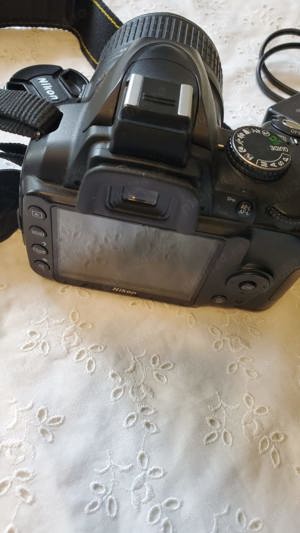 Se vinde aparat foto DSLR Nikon D3000, stare excelentă +cadou trepied. - imagine 2