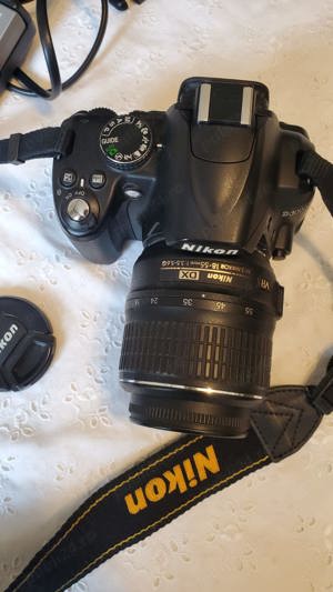 Se vinde aparat foto DSLR Nikon D3000, stare excelentă +cadou trepied.