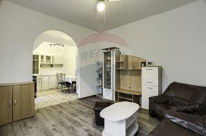 Apartament la Casă cu 3 Camere si Curte,  Central, Zona Intim - imagine 3