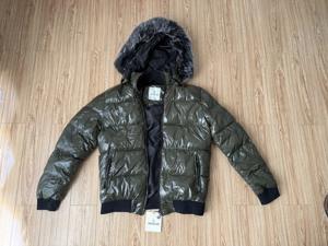 Geaca de iarna Moncler verde cu gluga.