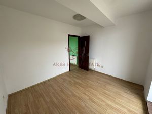 Apartament spatios, tersa de 27 mp si bucatarie mare. - imagine 2