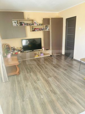 Apartament cu 3 camere, decomandat, 67,70 mp, zona Cartierul Velența - imagine 3