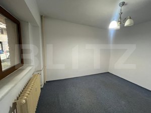 Apartament cu 3 camere la parter, 74 mp, pretabil spațiu comercial, central - imagine 2