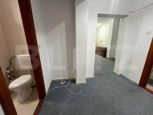 Apartament cu 3 camere la parter, 74 mp, pretabil spațiu comercial, central - imagine 3