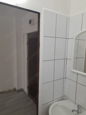 Garsoniera de 24 mp, etaj unu, Calea Moinesti, cu bucatarie, baie, sanitare noi, renovata, libera  - imagine 6