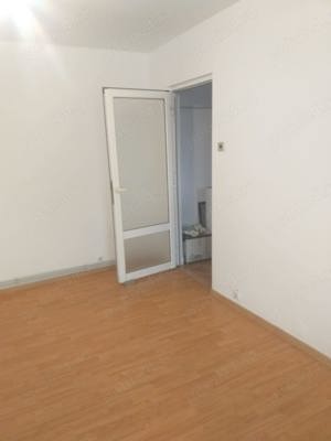 Proprietar,ofer spre vanzare apartament 2 camere, renovat integral in Craiovita Noua - imagine 3