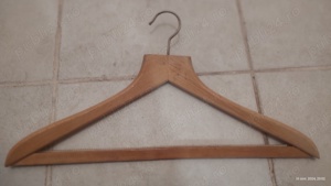 Vând 5 umerașe din plastic gros și 4 din lemn, pentru pantaloni. - imagine 4