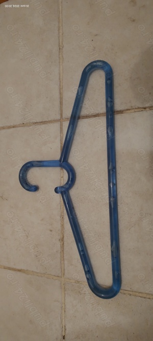 Vând 5 umerașe din plastic gros și 4 din lemn, pentru pantaloni. - imagine 2