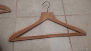 Vând 5 umerașe din plastic gros și 4 din lemn, pentru pantaloni. - imagine 3