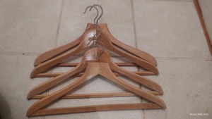 Vând 5 umerașe din plastic gros și 4 din lemn, pentru pantaloni. - imagine 5