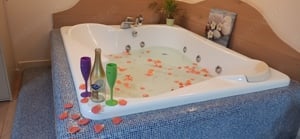 Apartament  cu jacuzzi in dormitor si terasa