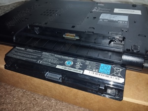 Laptop TOSHIBA, SSD , I3, 4GB, încărcător original - imagine 4