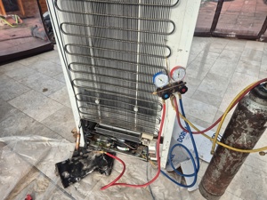 Reparatii profesionale frigidere, frigorifice, racitoare lapte si aparate de climatizare Sibiu - imagine 2