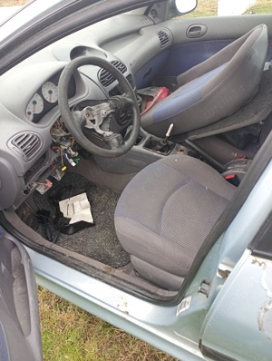 Dezmembrez Peugeot 206 1.4 benzina 2002 - imagine 4