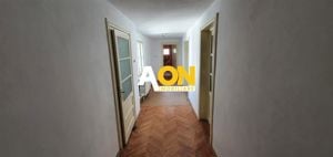 Apartament la casa, 4 camere, pretabil pentru birouri, zona Cetate