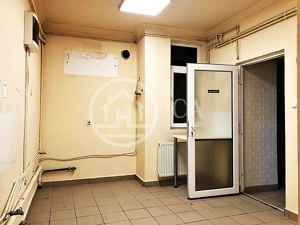 Spatiu comercial de inchiriat cu 5 camere pe Republicii, Oradea - imagine 6