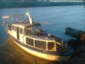 Vand ambarcatiune cu motor, lungime 6,75m, pt 6 persoane