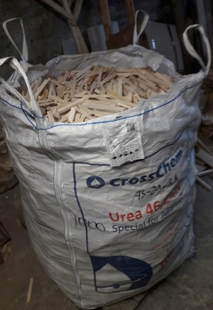 Vand resturi lemn pentru aprins focul