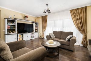 Vand apartament 5 camere ,200mp ,parter + curte proprie 150 mp - imagine 2