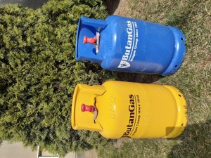 Vand butelie de aragaz  , nouă   cu guler 