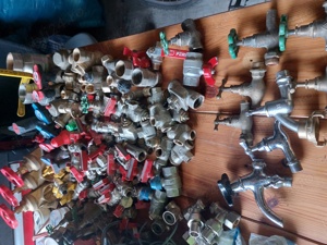 vând robineți de apa 