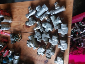 vând robineți pentru calorifere 