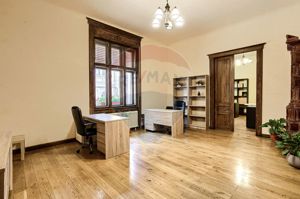 Apartament 3 camere 176 mp  de vanzare zona Ultracentral ,Arad