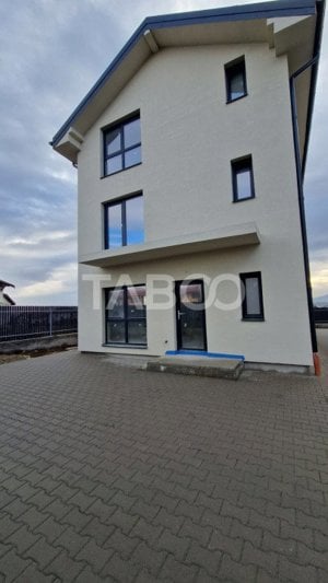 Casa tip duplex in Arhitectilor la stadiul de alb