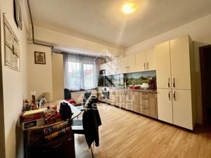 Apartament pe 2 niveluri, 3 camere, 2 bai, lift, zona Lunei