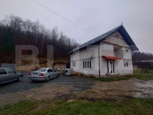 Casa 2 nivele, 6 camere, 150 mp utili, teren 3300 mp, zona Mijloceni Bargaului