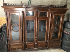 Dulap antic cu vitrină