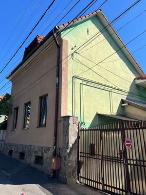 Casa cu 2 camere , beci si gradina in Reghin zona Piata Mica!! - imagine 2