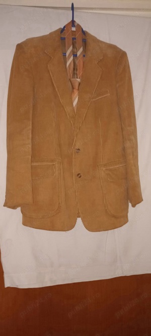 Costum bărbătesc din velur de culoare galben auriu.