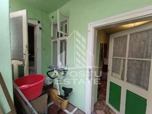 Casa la curte comuna, necesita renovare, situata in zona Dambovita. - imagine 4