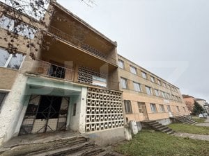 Bloc cu 2 etaje, aflat în zona centrală a orașului Cugir