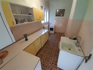 Spatios, zona excelenta, vila tip asociatie cu 3 apartamente. - imagine 14