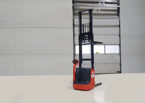 Stivuitor electric cu operator pietonal Linde L10 | Înălțimea ridicare 3824 mm | Capacitate 1400 kg - imagine 3